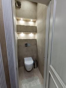 een kleine badkamer met een toilet in een kamer bij 3 rooms flat in Tasjkent