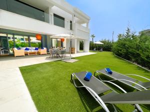 A garden outside Miradores Del Sol