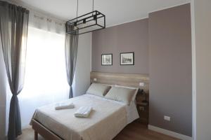 um quarto com uma cama com duas toalhas em AnGiò holiday rooms em Nápoles