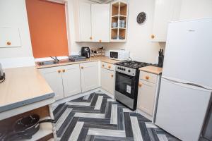 Una cocina o kitchenette en Captivating 3-Bed House in Doncaster