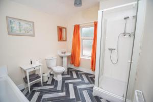 Kupatilo u objektu Captivating 3-Bed House in Doncaster