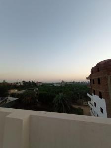 vistas a la ciudad desde el techo de un edificio en Muhammed Ali House en Luxor