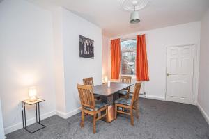 een eetkamer met een tafel en stoelen en een raam bij Captivating 3-Bed House in Doncaster in Doncaster