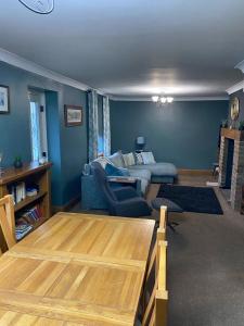 sala de estar con sofá y mesa en Ivy House, three bed cottage, parking garden en Skipsea