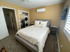 a bedroom with a large bed with white sheets at Newly remodeled condo in Groveland