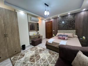 een slaapkamer met een bed en een bank bij Luxury apartment Downtown Cairo (Amazing, Central) in Caïro