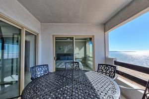 Balkón nebo terasa v ubytování Rocky Point - Ocean Front - King - Suites - Sleeps12 - Gated - POOLS WI-FI