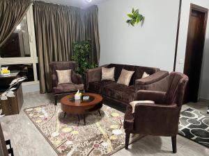 sala de estar con sofá, 2 sillas y mesa en Luxury apartment Downtown Cairo (Amazing, Central) en El Cairo