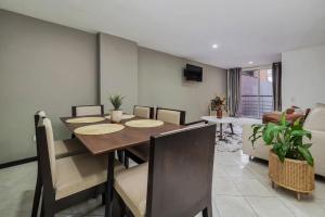 een eetkamer met een tafel en een woonkamer bij Amplios departamentos en Envigado in Envigado