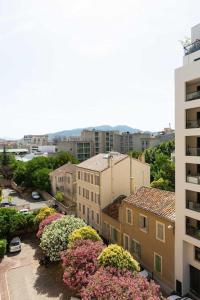 une vue aérienne sur une ville avec des bâtiments et des fleurs dans l'établissement Le Prado, T2 coup de coeur, à Marseille