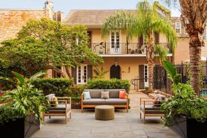 eine Terrasse mit Sofa und Stühlen vor einem Haus in der Unterkunft W New Orleans - French Quarter in New Orleans