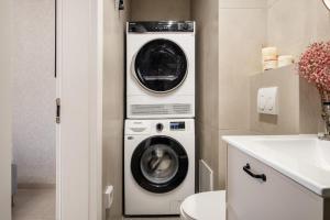 eine Waschmaschine sowie eine Waschmaschine und ein Trockner im Bad in der Unterkunft city center apartment in Jerusalem