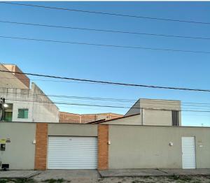 un bâtiment avec deux portes de garage dans l'établissement Casa Recanto dos Pássaros, à Marechal Deodoro