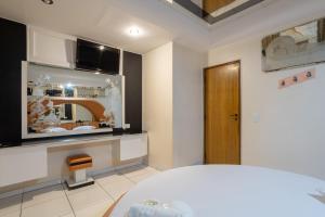 聖保羅的住宿－Motel Disco Verde Congonhas 4，客房设有床和大窗户。