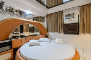 聖保羅的住宿－Motel Disco Verde Congonhas 4，一间卧室,卧室内配有一张大床