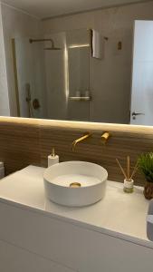 a bathroom with a white sink and a mirror at Palace Residence - Habitación en apartamento in Granada