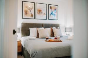 Gallery image of Stunning Industrial Style Gem, City Centre, Balcony canal view, Fast WiFi, Contractors, Families in Birmingham +32 photos