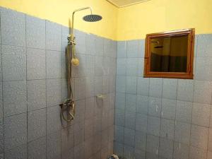 bagno con doccia, specchio e finestra di Villa meublée de saaba a Dassasgo