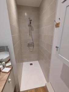 ein Bad mit einer Dusche, einem WC und einem Waschbecken in der Unterkunft Le Green Moderne centre ville parking gratuit in Montluçon