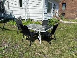 une table et quatre chaises dans une cour dans l'établissement Lyndale Oasis, à Minneapolis