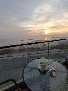 Východ nebo západ slunce při pohledu z hotelu nebo okolí