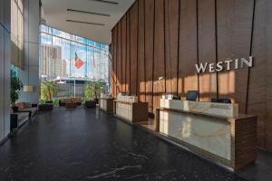 un vestíbulo con una señal westinal en la pared de un edificio en The Westin Santa Fe, Mexico City, en Ciudad de México