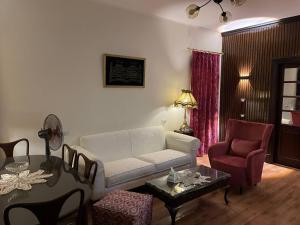 - un salon avec un canapé, une table et des chaises dans l'établissement Wonderful Apartment Place in Dokki, au Caire