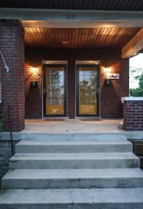 un edificio de ladrillo con puertas de cristal y escaleras delante en Entire Townhouse - 2 Separate Units en Covington