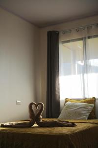 1 cama en un dormitorio con decoración cardíaca en Bungalows Paraíso Celeste, en Bijagua
