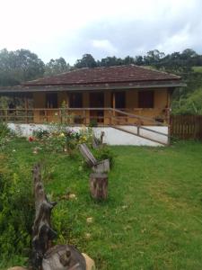 una casa en un campo con un patio en Chalé anjico, en Aiuruoca