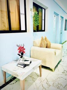 a living room with a couch and a coffee table at Neo’s hotel in Santa Cruz de Barahona