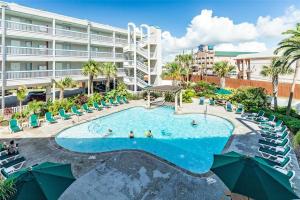 una piscina en un complejo con gente dentro en Casa Del Marlin - Your Beach Retreat on Galveston Island, TX, en Galveston