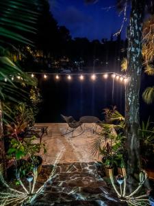 塞魯阿蘇爾的住宿－Cabañas Lago Cerro Azul - Lake of Panama，晚上在庭院里摆放着桌椅