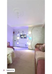 una habitación con 2 camas y una habitación con luces en furnished apartment in the heart of Tangier, en Tánger