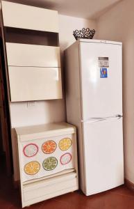a refrigerator and a box with citrus slices on it at The Smart Choice Apartments in Florence