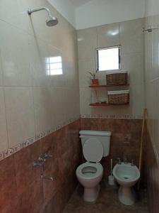 uma casa de banho com um WC e um lavatório em Nuevo Amanecer en San Fdo del Valle de Catamarca em San Fernando del Valle de Catamarca