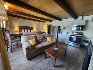 sala de estar con sofá, mesa y cocina en Westcliff Lodge, en Hood River
