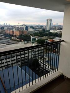 een balkon van een gebouw met uitzicht op de stad bij Modern & Homely CBD Private Suite with Pool & Gym in Petaling Jaya