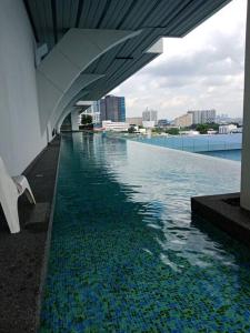 een zwembad met een gebouw en een stad bij Modern & Homely CBD Private Suite with Pool & Gym in Petaling Jaya