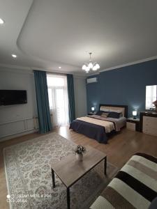 1 dormitorio con 1 cama y 1 mesa en una habitación en Однокомнатные апартаменты в золотом квадрате ЖК GREEN PLAZA, en Aktau