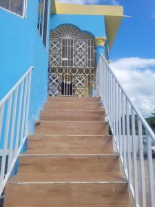 聖瑪麗的住宿－Sunshine D，房屋上有一扇门的楼梯