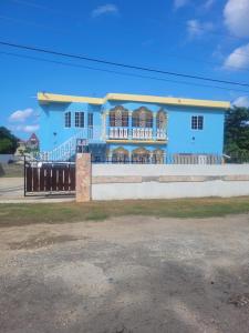 聖瑪麗的住宿－Sunshine D，前面有栅栏的蓝色房子