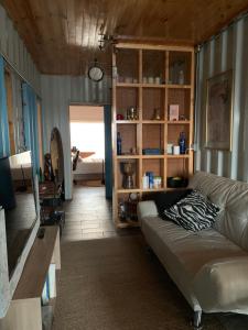 a living room with a couch and a table at Habitacion privada en Casa compartida Refugio Vida Playa in Coquimbo