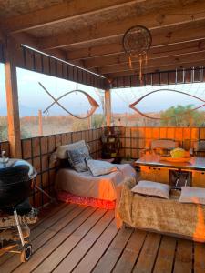 een kamer met 2 bedden en een tafel en een grill bij Habitacion privada en Casa compartida Refugio Vida Playa in Coquimbo