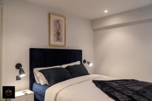 Un pat sau paturi într-o cameră la Lovely 3-Bed Apartment in Altrincham