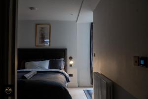 Tempat tidur dalam kamar di Lovely 3-Bed Apartment in Altrincham