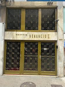 un bâtiment avec une porte munie d'un panneau. dans l'établissement Acolhedor apartamento na quadra da praia, à Rio de Janeiro