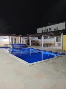 una piscina vacía por la noche en Loca da Lagosta, en Barra Grande