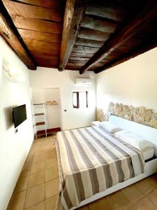 1 dormitorio con 1 cama grande y techo de madera en Agriturismo Tre Casali, en Arpino