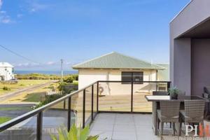 En balkon eller terrasse på Luxurious Home Close to The Beach